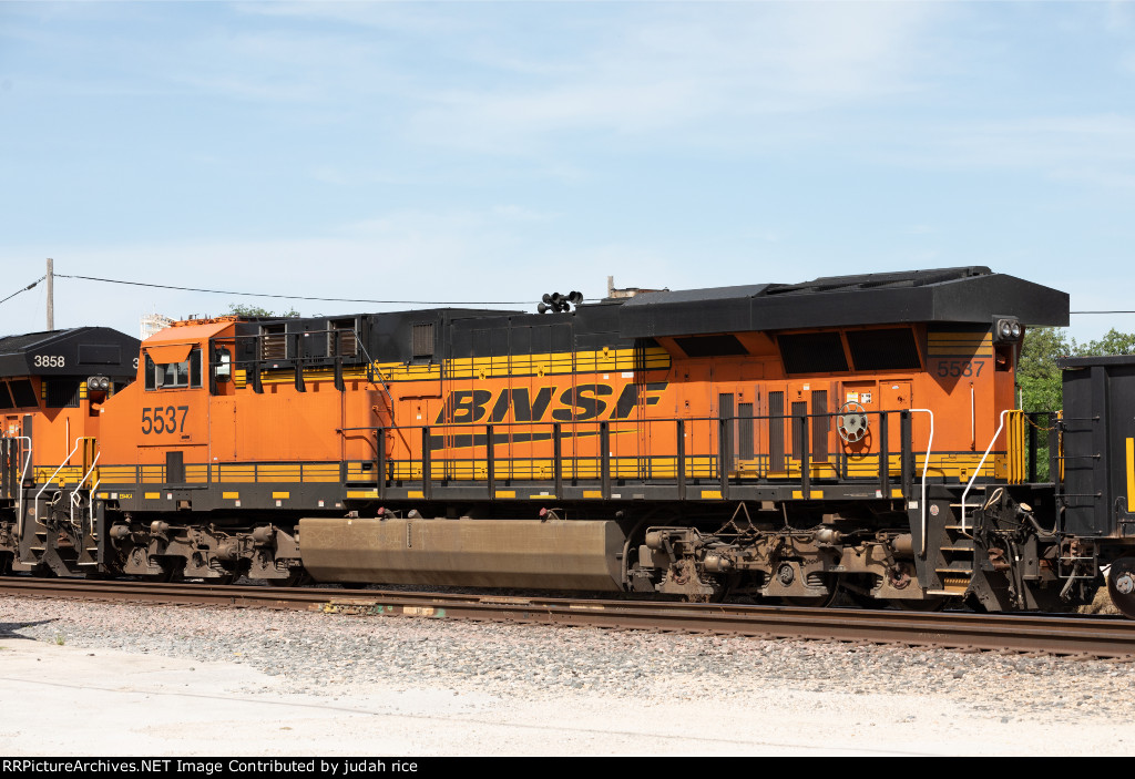 BNSF 5537